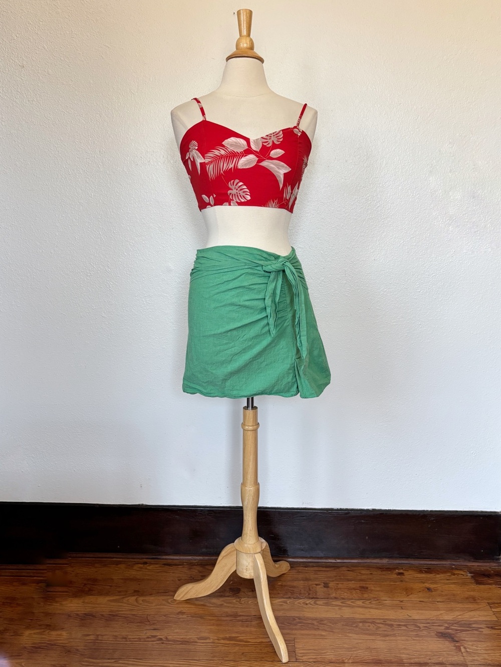 L'ATISTE Red Floral Vacation Crop Top
